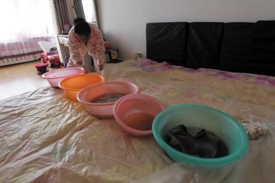 桂平楼上漏水，住户失联，小区没物管，业主维权难！律师来支招……